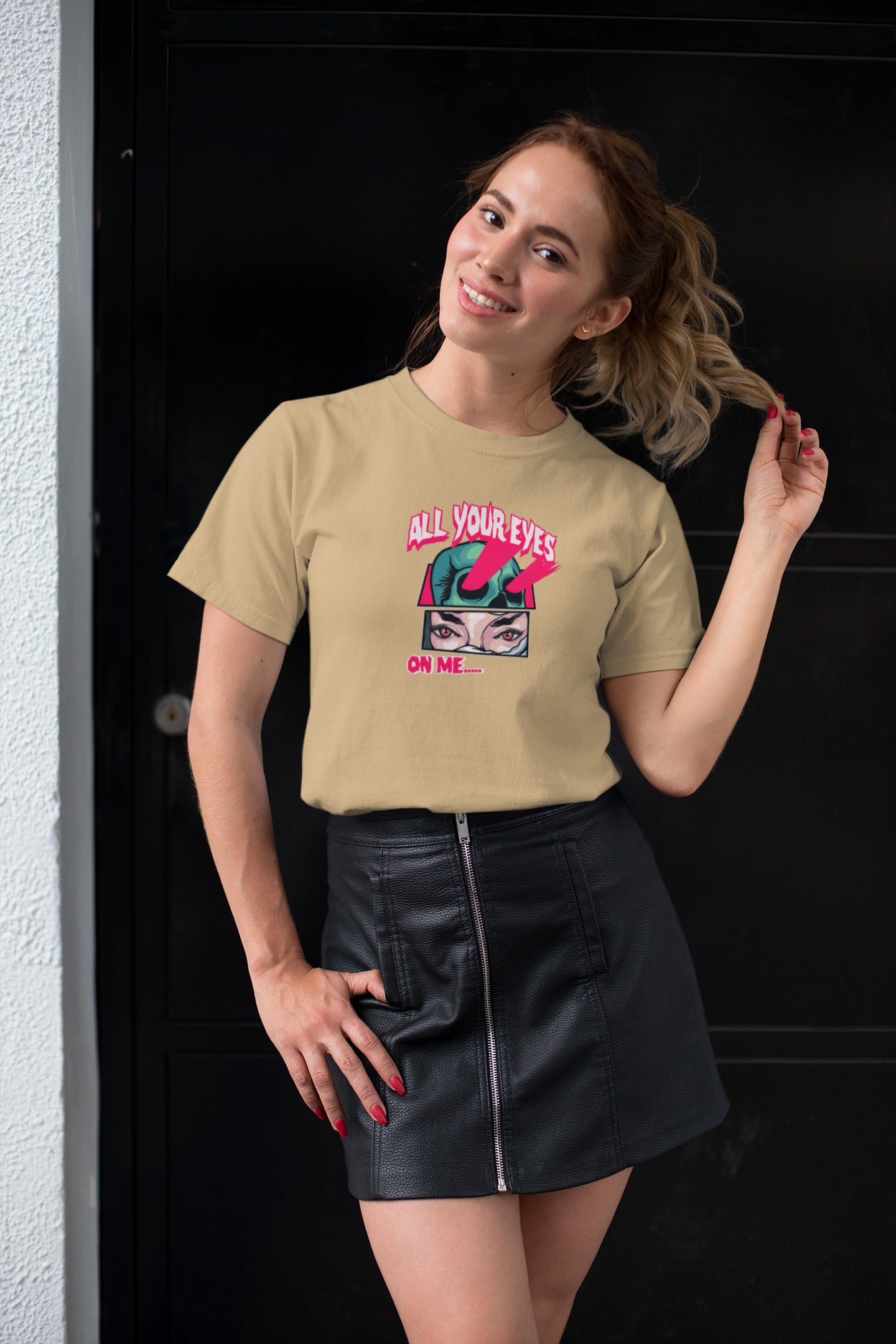 All eyes on me printed t-shirt