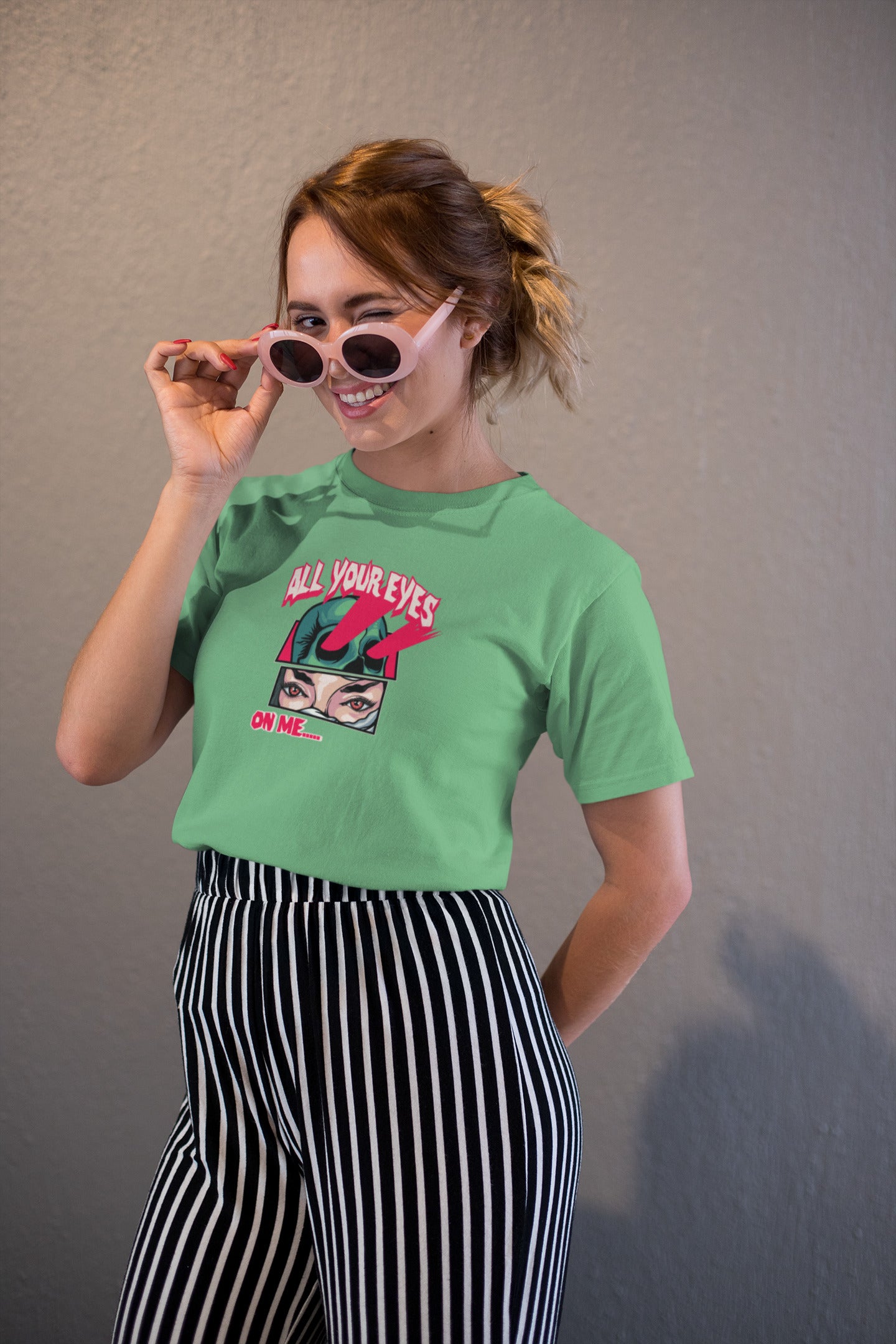 All eyes on me printed t-shirt